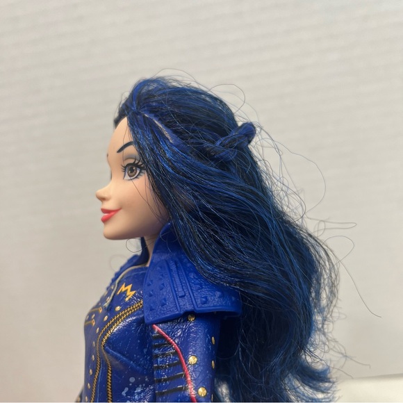 DISNEY DESCENDANTS 2 Evie Barbie doll isle of the lost rare - Picture 3 of 6